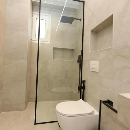 Seaside Serenity Serviced Apartment-vlore Lungomare شقة